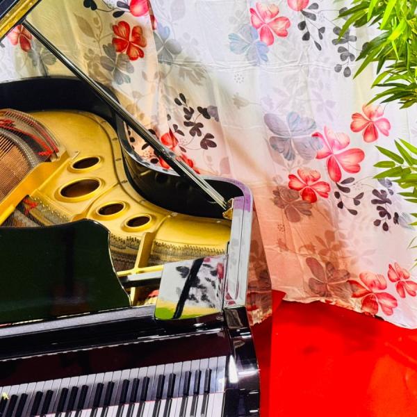 YAMAHA G5 Black Grand Piano | Used Pianos Dubai