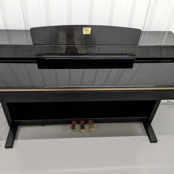 Yamaha CLP 330 Polished Ebony